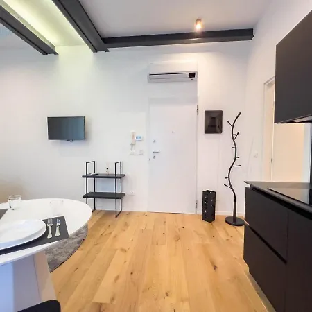 Imbriani 2 Tirabora Short Rent ترييستي